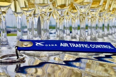 Assiette gastronomique composée de viande en sauce, légumes variés, samoussa et décoration raffinée.