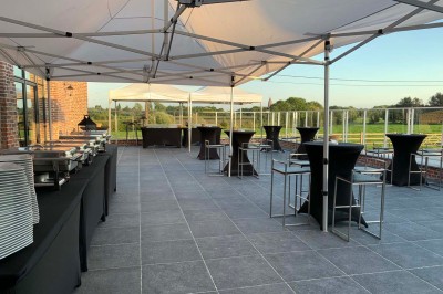 Assiette gastronomique composée de viande en sauce, légumes variés, samoussa et décoration raffinée.