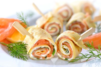 Assiette gastronomique composée de viande en sauce, légumes variés, samoussa et décoration raffinée.