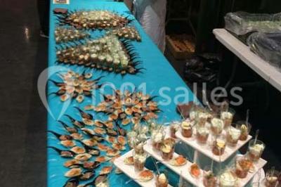 Miniature Traiteur Trappes (Yvelines) - L'escale Gourmande Maison Perochon #4 Table décorée pour un dîner, avec nappes blanches, serviettes pliées, lanternes, fleurs et couverts disposés.