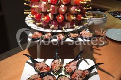 Miniature Traiteur Trappes (Yvelines) - L'escale Gourmande Maison Perochon #5 Table décorée pour un dîner, avec nappes blanches, serviettes pliées, lanternes, fleurs et couverts disposés.