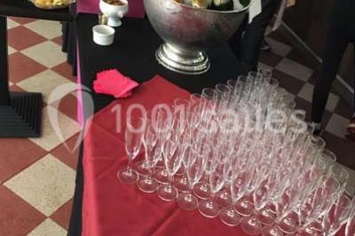 Miniature Traiteur Trappes (Yvelines) - L'escale Gourmande Maison Perochon #12 Table décorée pour un dîner, avec nappes blanches, serviettes pliées, lanternes, fleurs et couverts disposés.