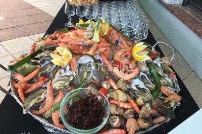 Miniature Traiteur Trappes (Yvelines) - L'escale Gourmande Maison Perochon #14 Table décorée pour un dîner, avec nappes blanches, serviettes pliées, lanternes, fleurs et couverts disposés.
