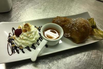 Miniature Traiteur Trappes (Yvelines) - L'escale Gourmande Maison Perochon #17 Table décorée pour un dîner, avec nappes blanches, serviettes pliées, lanternes, fleurs et couverts disposés.