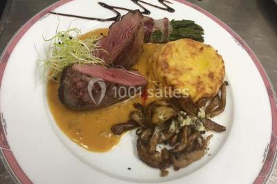 Miniature Traiteur Trappes (Yvelines) - L'escale Gourmande Maison Perochon #18 Table décorée pour un dîner, avec nappes blanches, serviettes pliées, lanternes, fleurs et couverts disposés.