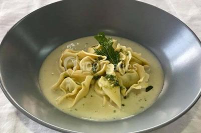 Miniature Traiteur Trappes (Yvelines) - L'escale Gourmande Maison Perochon #19 Table décorée pour un dîner, avec nappes blanches, serviettes pliées, lanternes, fleurs et couverts disposés.