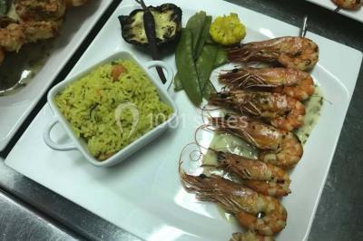 Miniature Traiteur Trappes (Yvelines) - L'escale Gourmande Maison Perochon #20 Table décorée pour un dîner, avec nappes blanches, serviettes pliées, lanternes, fleurs et couverts disposés.
