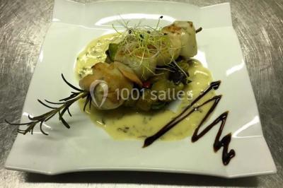 Miniature Traiteur Trappes (Yvelines) - L'escale Gourmande Maison Perochon #21 Table décorée pour un dîner, avec nappes blanches, serviettes pliées, lanternes, fleurs et couverts disposés.