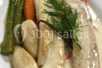 Miniature Traiteur Trappes (Yvelines) - L'escale Gourmande Maison Perochon #22 Table décorée pour un dîner, avec nappes blanches, serviettes pliées, lanternes, fleurs et couverts disposés.