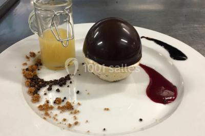 Miniature Traiteur Trappes (Yvelines) - L'escale Gourmande Maison Perochon #23 Table décorée pour un dîner, avec nappes blanches, serviettes pliées, lanternes, fleurs et couverts disposés.