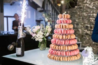 Dessert raffiné composé d'une mousse rose, d'une sauce rouge en verrine et d'un carré de chocolat décoratif.