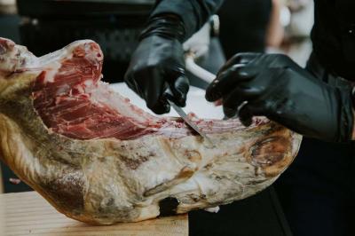 Dessert raffiné composé d'une mousse rose, d'une sauce rouge en verrine et d'un carré de chocolat décoratif.