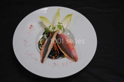 Dessert raffiné composé d'une mousse rose, d'une sauce rouge en verrine et d'un carré de chocolat décoratif.