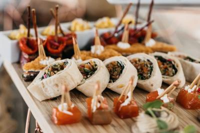 Dessert raffiné composé d'une mousse rose, d'une sauce rouge en verrine et d'un carré de chocolat décoratif.