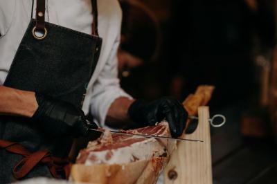Dessert raffiné composé d'une mousse rose, d'une sauce rouge en verrine et d'un carré de chocolat décoratif.