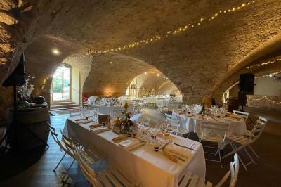 Montgolfière verte posée sur un chemin de terre entouré de végétation sous un ciel nuageux.
