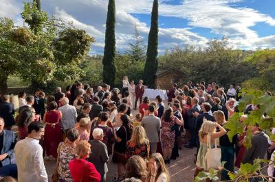 Montgolfière verte posée sur un chemin de terre entouré de végétation sous un ciel nuageux.