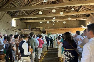 Montgolfière verte posée sur un chemin de terre entouré de végétation sous un ciel nuageux.