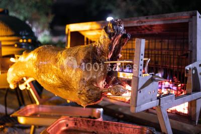 Tables décorées pour un événement en plein air, disposées devant une maison aux volets bleus et murs couverts de lierre.
