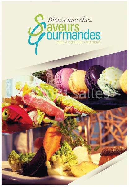 Plateaux de mets raffinés comprenant macarons colorés, légumes variés et charcuterie, présentés par un traiteur.