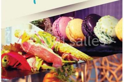 Plateaux de mets raffinés comprenant macarons colorés, légumes variés et charcuterie, présentés par un traiteur.