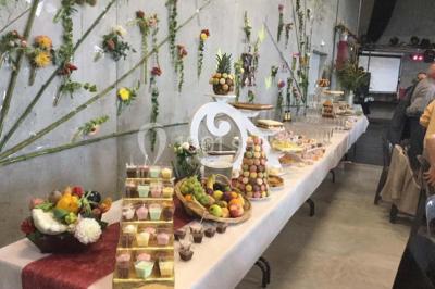 Carte de menu d'un restaurant avec des options d'entrées, plats, desserts, boissons et formules détaillées.