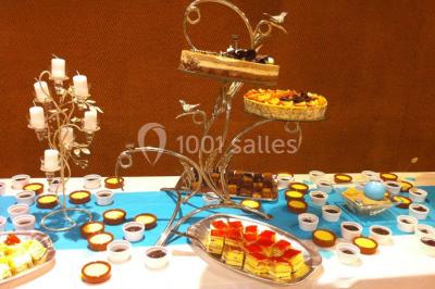 Carte de menu d'un restaurant avec des options d'entrées, plats, desserts, boissons et formules détaillées.