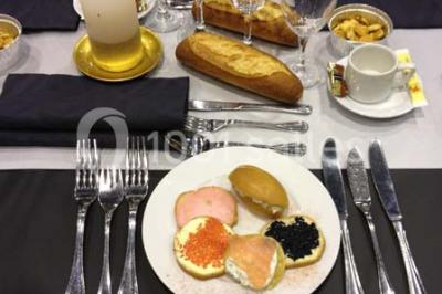 Carte de menu d'un restaurant avec des options d'entrées, plats, desserts, boissons et formules détaillées.