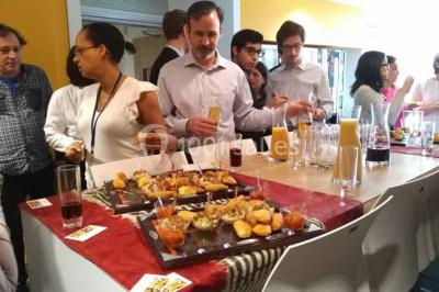 Plateau de verrines colorées garnies de fruits frais comme kiwi, fraise et mangue, tenu par une personne.