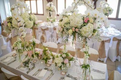 Boule croustillante sur lit de salade, garnie d'une framboise et décorée de sauce rouge sur assiette blanche.