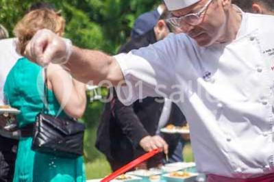 Plateau de bouchées apéritives variées avec charcuterie, légumes, verrines et décorations colorées.