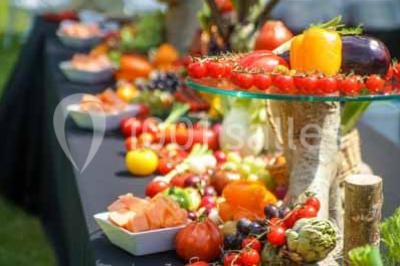 Plateau de bouchées apéritives variées avec charcuterie, légumes, verrines et décorations colorées.