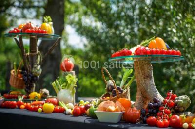 Plateau de bouchées apéritives variées avec charcuterie, légumes, verrines et décorations colorées.