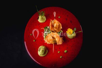 Plateau de bouchées apéritives variées avec charcuterie, légumes, verrines et décorations colorées.