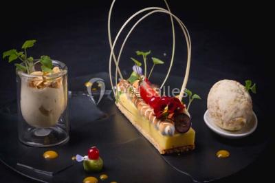 Plateau de bouchées apéritives variées avec charcuterie, légumes, verrines et décorations colorées.