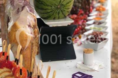 Plateau de bouchées apéritives variées avec charcuterie, légumes, verrines et décorations colorées.