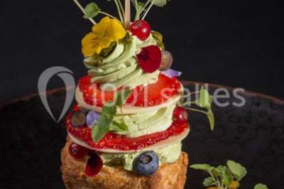 Plateau de bouchées apéritives variées avec charcuterie, légumes, verrines et décorations colorées.