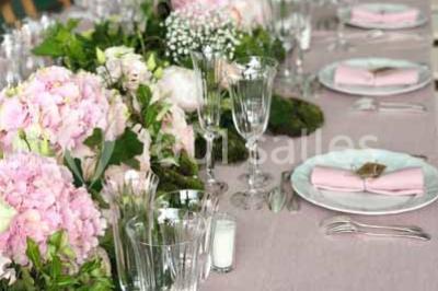 Plateau de bouchées apéritives variées avec charcuterie, légumes, verrines et décorations colorées.