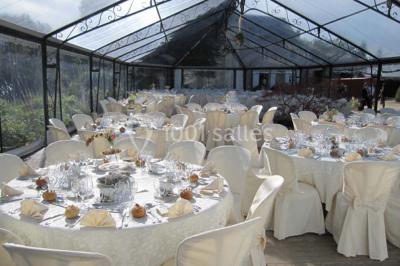 Plateau de bouchées apéritives variées avec charcuterie, légumes, verrines et décorations colorées.