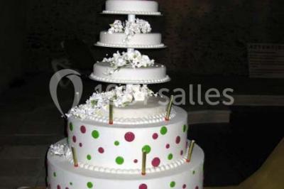 Plateau de bouchées apéritives variées avec charcuterie, légumes, verrines et décorations colorées.