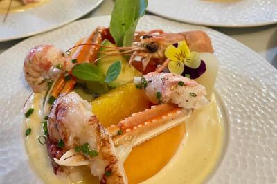 Plateau de bouchées apéritives variées avec charcuterie, légumes, verrines et décorations colorées.