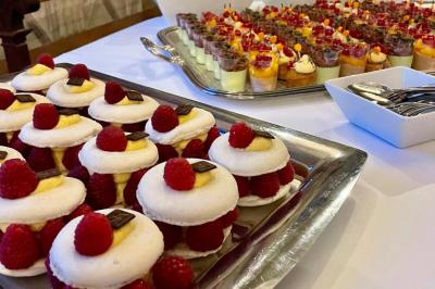 Plateau de bouchées apéritives variées avec charcuterie, légumes, verrines et décorations colorées.