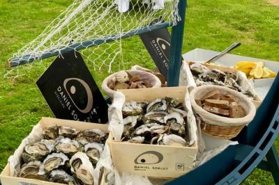 Plateau de bouchées apéritives variées avec charcuterie, légumes, verrines et décorations colorées.