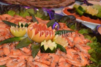 Assiette de magret de canard tranché, nappé de sauce, garni de légumes émincés et accompagné de chips de crevettes.