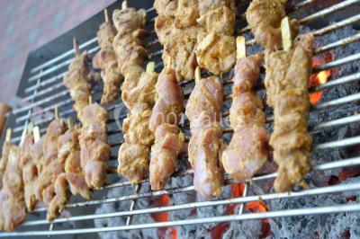 Assiette de magret de canard tranché, nappé de sauce, garni de légumes émincés et accompagné de chips de crevettes.