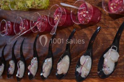 Assiette de magret de canard tranché, nappé de sauce, garni de légumes émincés et accompagné de chips de crevettes.