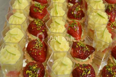 Assiette de magret de canard tranché, nappé de sauce, garni de légumes émincés et accompagné de chips de crevettes.