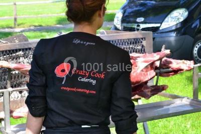 Assiette de magret de canard tranché, nappé de sauce, garni de légumes émincés et accompagné de chips de crevettes.
