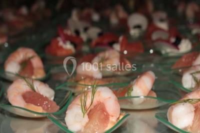 Assiette de magret de canard tranché, nappé de sauce, garni de légumes émincés et accompagné de chips de crevettes.