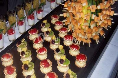 Assiette de magret de canard tranché, nappé de sauce, garni de légumes émincés et accompagné de chips de crevettes.